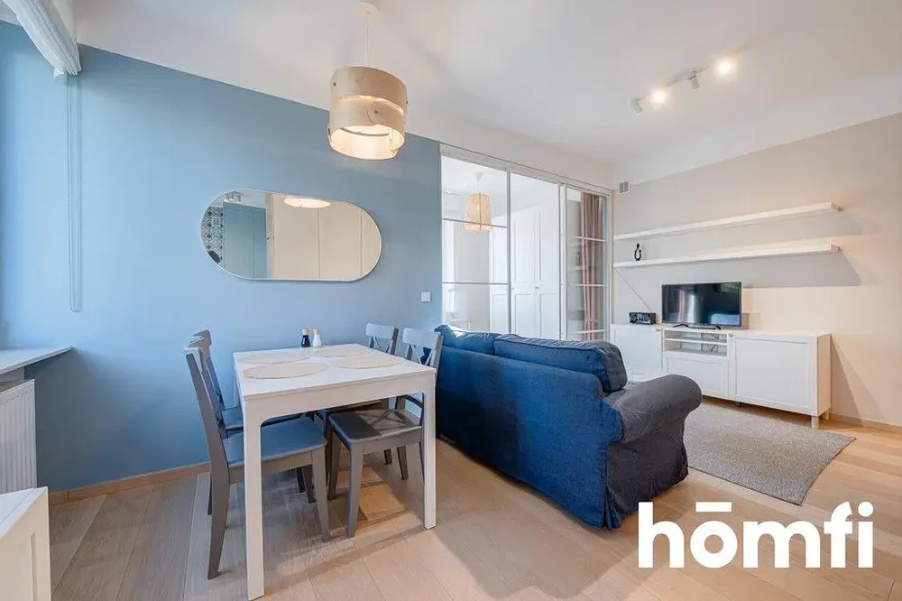 Dnevna soba; drveni pod, prirodno svjetlo, moderni stil