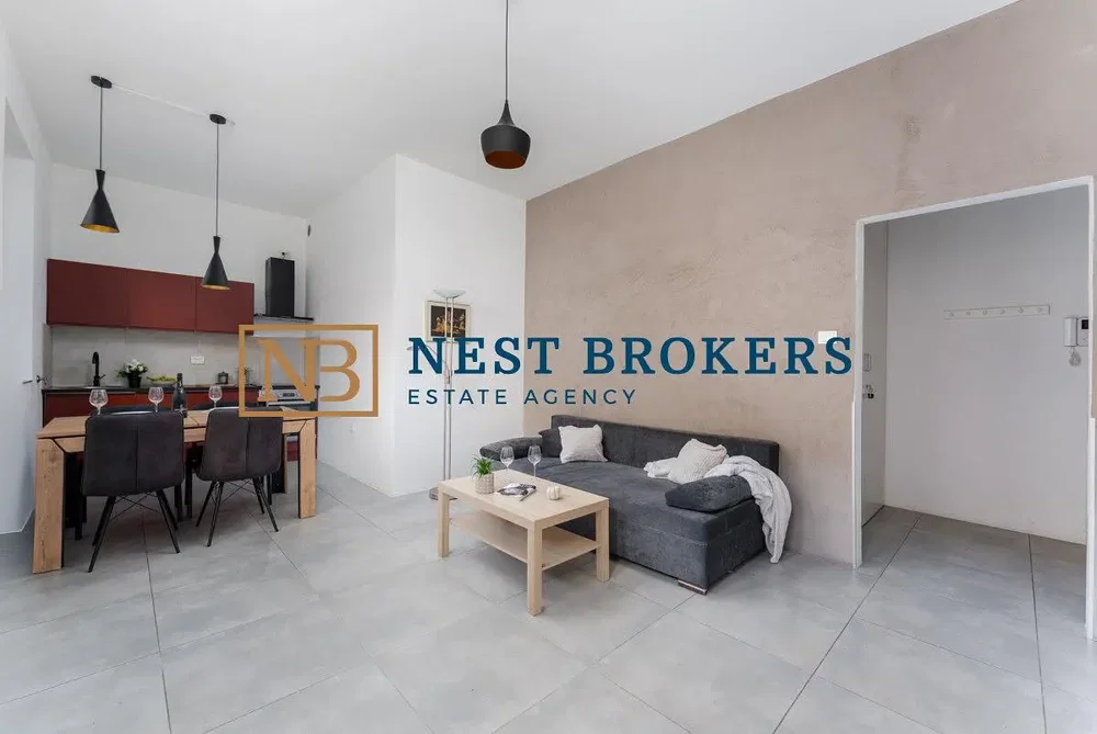 Дневна соба; плочице, природно светло, модерни стил