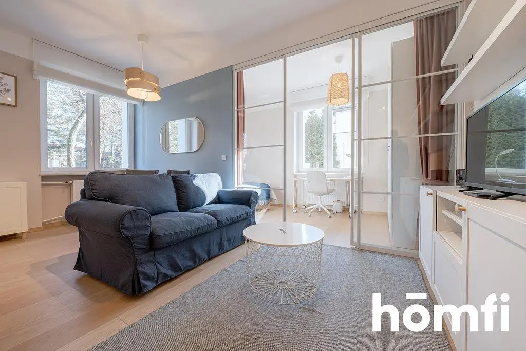 Dnevna soba; prirodno svjetlo, drveni pod, moderni stil