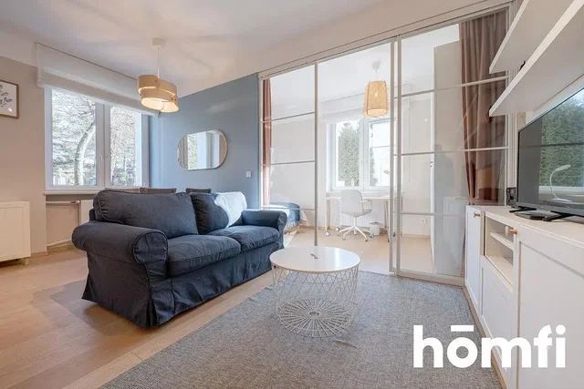 Dnevni boravak; prirodna svjetlost, drveni pod, moderan stil