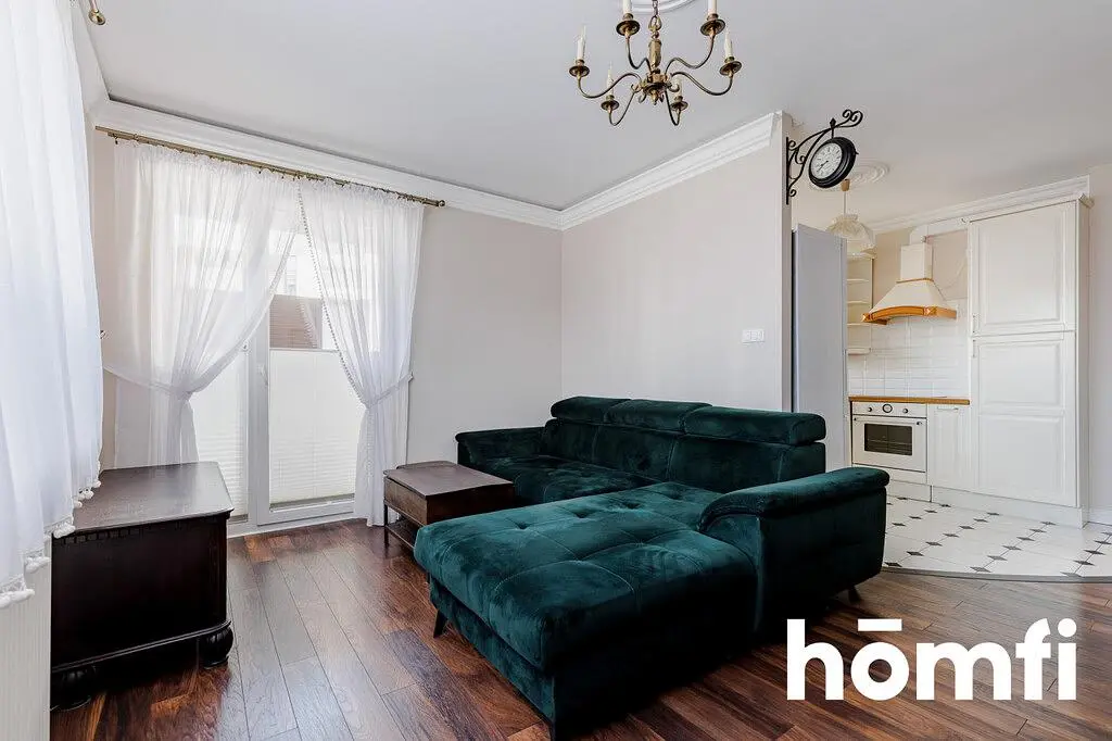 Дневна соба; дрвени под, природно светло