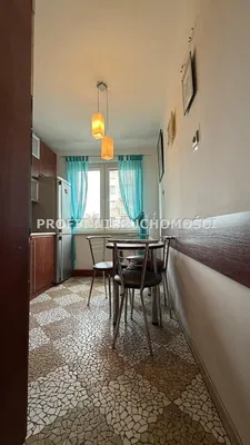 Cucina; pavimento in piastrelle, vista, elettrodomestici