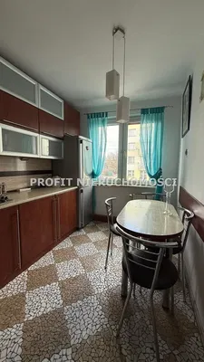 Cucina; pavimento in piastrelle, vista, elettrodomestici