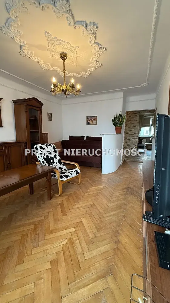 Soggiorno; pavimento in legno, soffitti alti