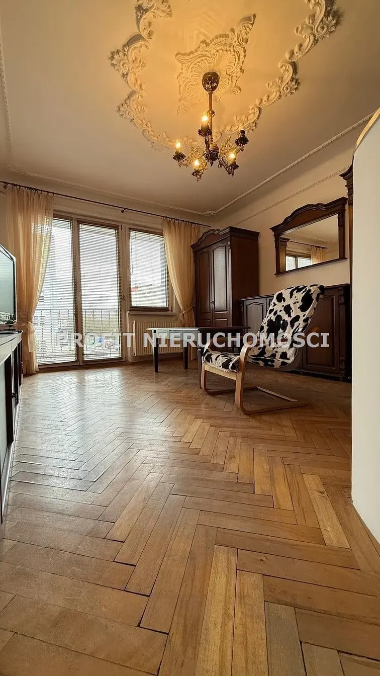 Soggiorno; pavimento in legno, luce naturale, stile rustico