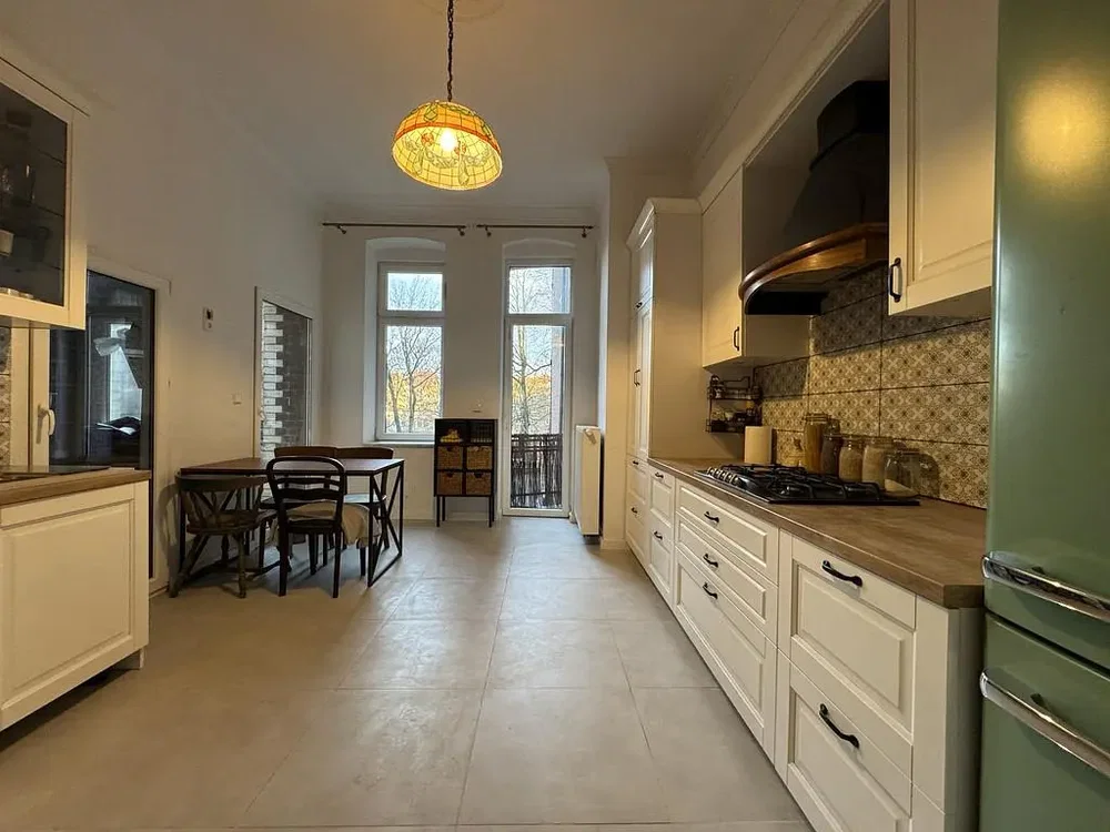 Küche; fliesenboden, tageslicht, moderner stil