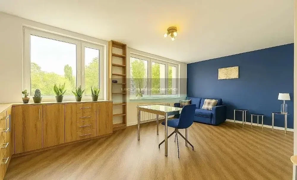 Oturma odası; manzara, ahşap zemin, doğal ışık, modern stil