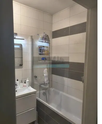 Badezimmer; fliesenboden, renoviert, tageslicht, moderner stil