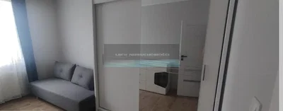 Дневна соба; природно светло, дрвени под