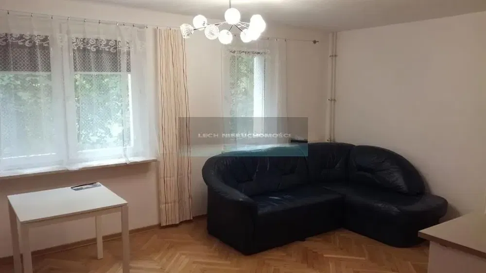 Oturma odası; doğal ışık, ahşap zemin