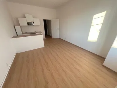 Kuhinja; prirodna svjetlost, pločice