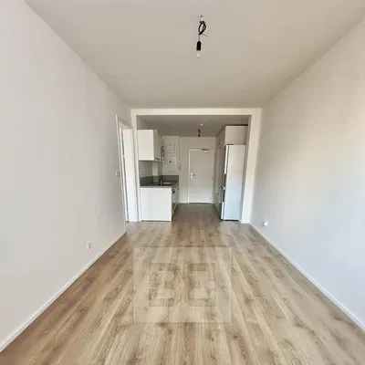 Wohnzimmer; holzboden, tageslicht, renoviert