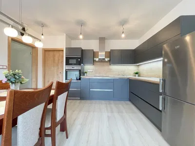 Küche; küchengeräte, tageslicht, moderner stil