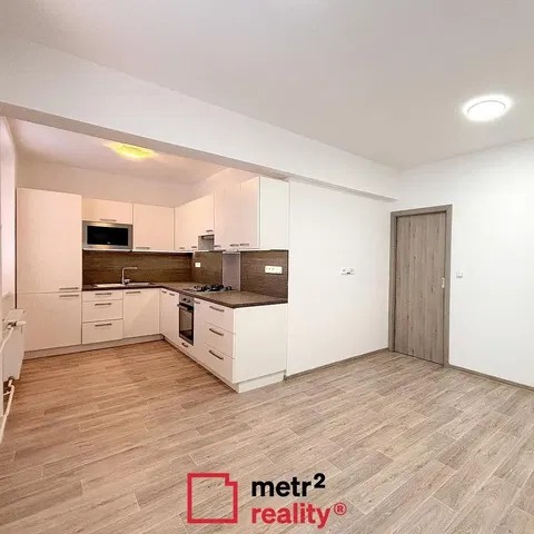 Keuken; tegelvloer, natuurlijk licht, gerenoveerd