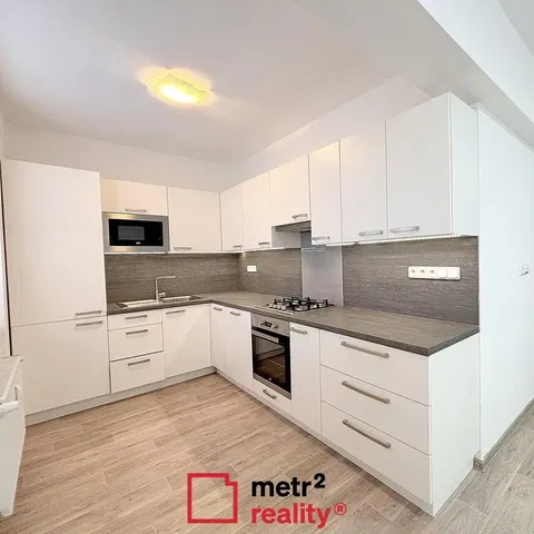 Keuken; keukenapparatuur, moderne stijl, gerenoveerd, natuurlijk licht, tegelvloer