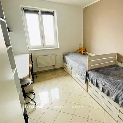 Yatak odası; fayans zemin, doğal ışık