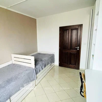 Yatak odası; fayans zemin