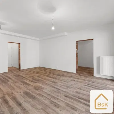 Obývací pokoj; dřevěná podlaha, přirozené světlo