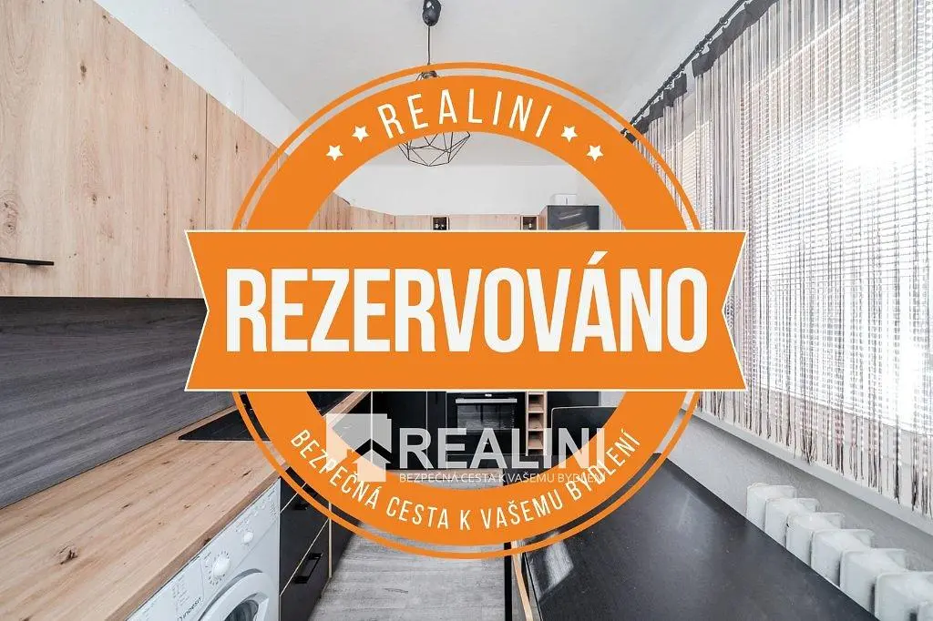 Kuchyně; kuchyňské spotřebiče, dřevěná podlaha, dřevěné trámy, po rekonstrukci