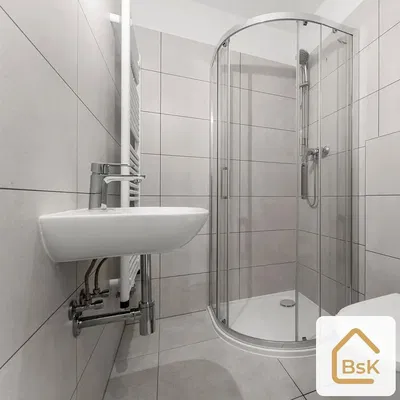 Banyo; fayans zemin, doğal ışık, tadilatlı