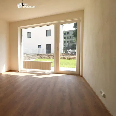 Sala de estar; vista, chão de madeira, luz natural