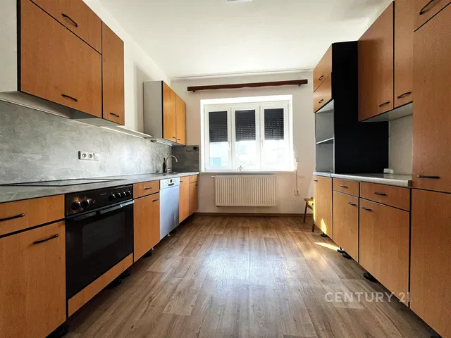 Cucina; elettrodomestici, luce naturale, stile moderno, pavimento in legno
