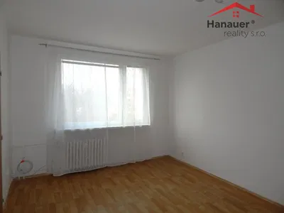 Camera da letto; luce naturale, pavimento in legno