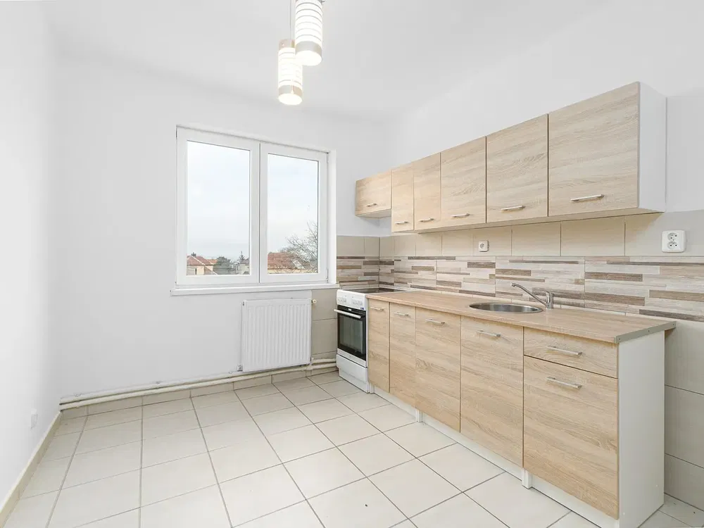 Keuken; keukenapparatuur, tegelvloer, natuurlijk licht