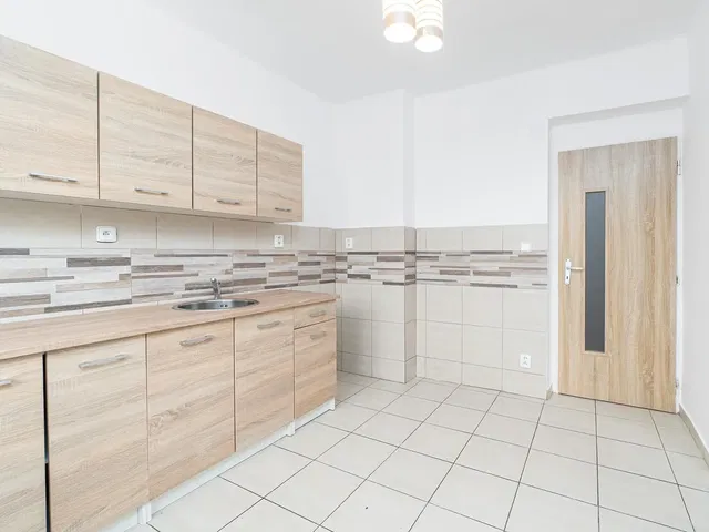 Cocina; suelo de baldosas, renovado, luz natural