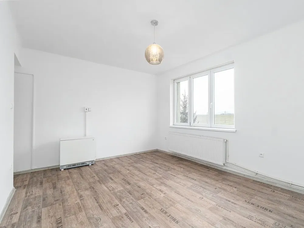 Woonkamer; houten vloer, natuurlijk licht, gerenoveerd