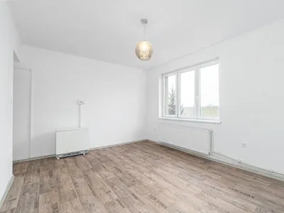 Woonkamer; houten vloer, natuurlijk licht, gerenoveerd