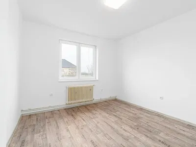 Slaapkamer; natuurlijk licht, houten vloer, uitzicht