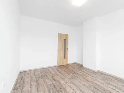 Slaapkamer; houten vloer, natuurlijk licht