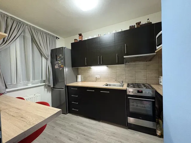 Kuchnia; sprzęt kuchenny, podłoga drewniana, światło dzienne, styl nowoczesny