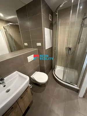 Bagno; pavimento in piastrelle, luce naturale