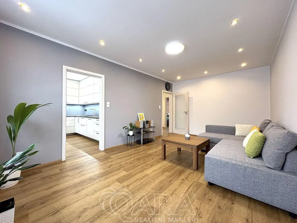 Wohnzimmer; tageslicht, holzboden, moderner stil