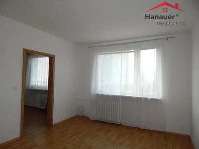 Ložnice; přirozené světlo, dřevěná podlaha