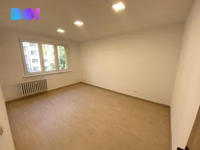 Schlafzimmer; blick, holzboden, tageslicht, renoviert
