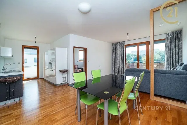 Woonkamer; uitzicht, houten vloer, natuurlijk licht, moderne stijl