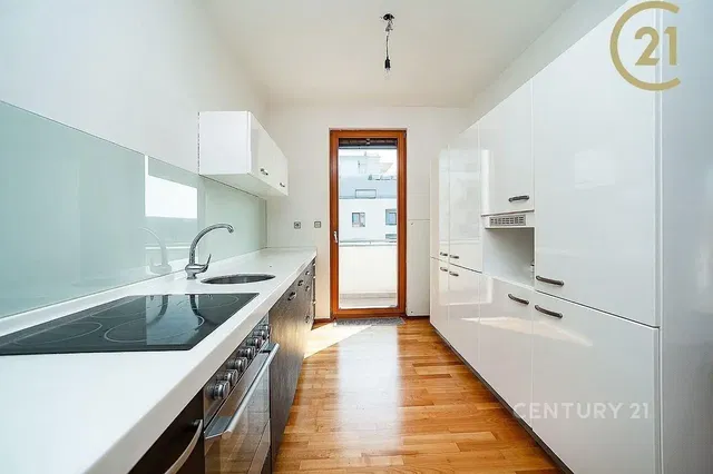 Keuken; keukenapparatuur, uitzicht, natuurlijk licht