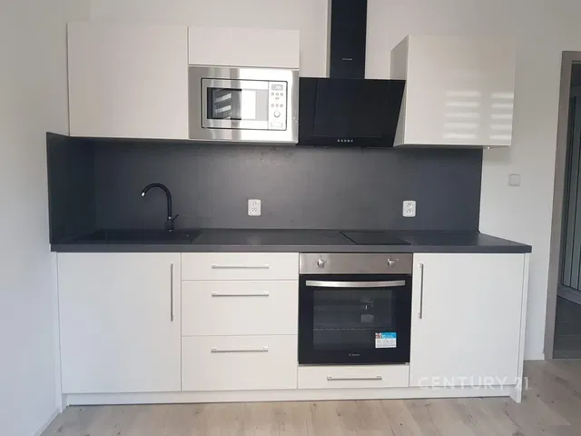Kuchnia; sprzęt kuchenny, wyremontowany, podłoga drewniana