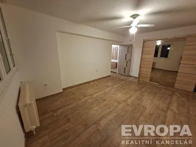 Quarto; chão de madeira, luz natural