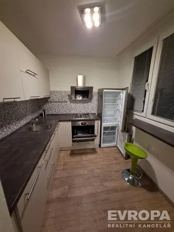 Cozinha; eletrodomésticos, renovado, chão de azulejo