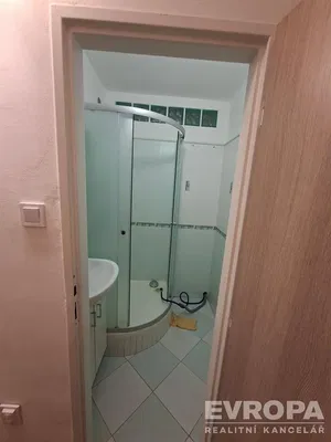 Casa de banho; chão de azulejo, luz natural, renovado