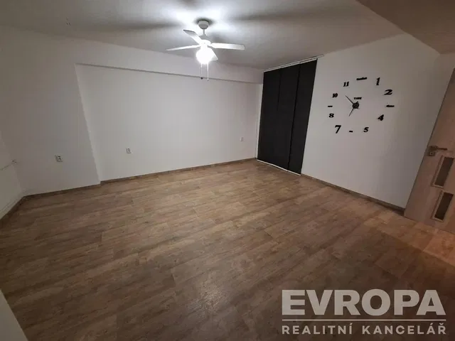 Sala de estar; chão de madeira, luz natural