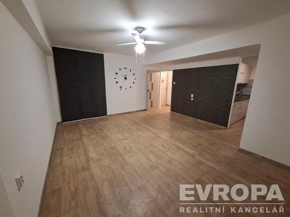 Sala de estar; luz natural, chão de madeira, renovado