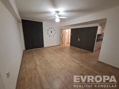 Sala de estar; luz natural, chão de madeira, renovado