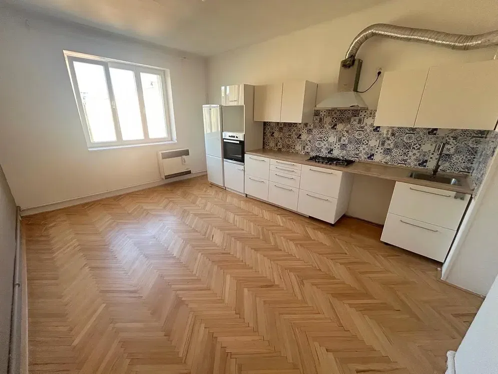 Cuisine; électroménager, parquet, lumière naturelle, style moderne