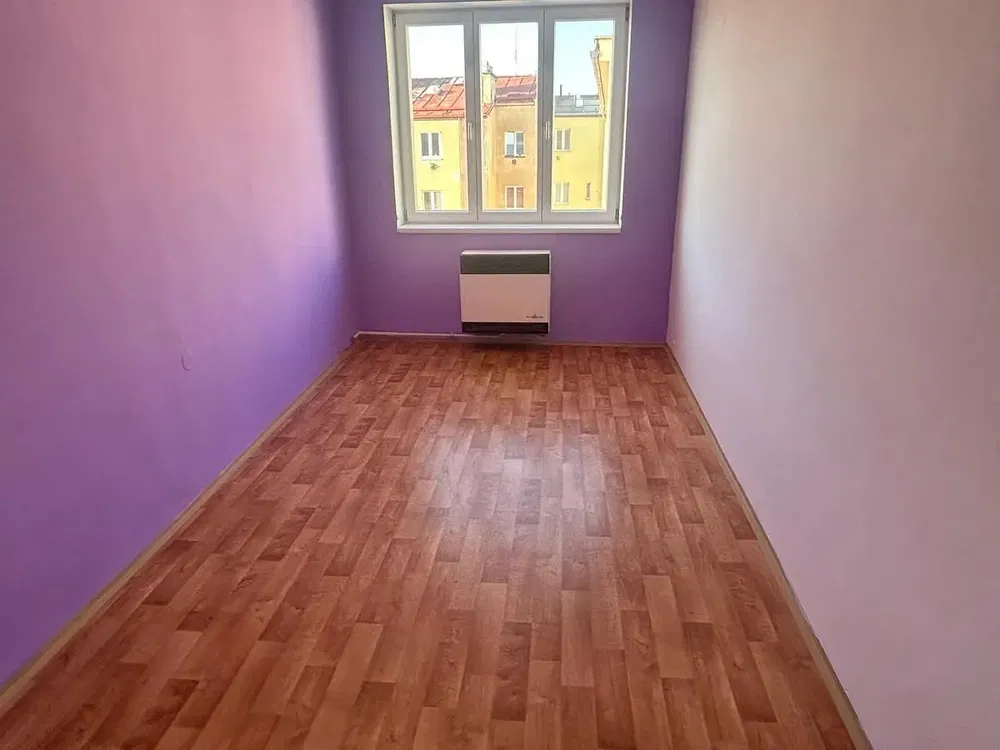 Chambre; vue, parquet, lumière naturelle