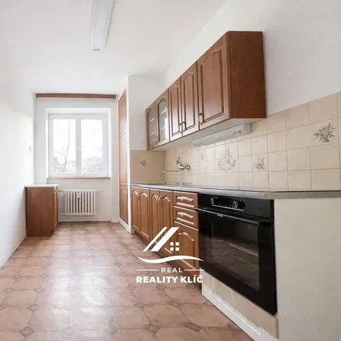 Cuisine; carrelage, électroménager, lumière naturelle